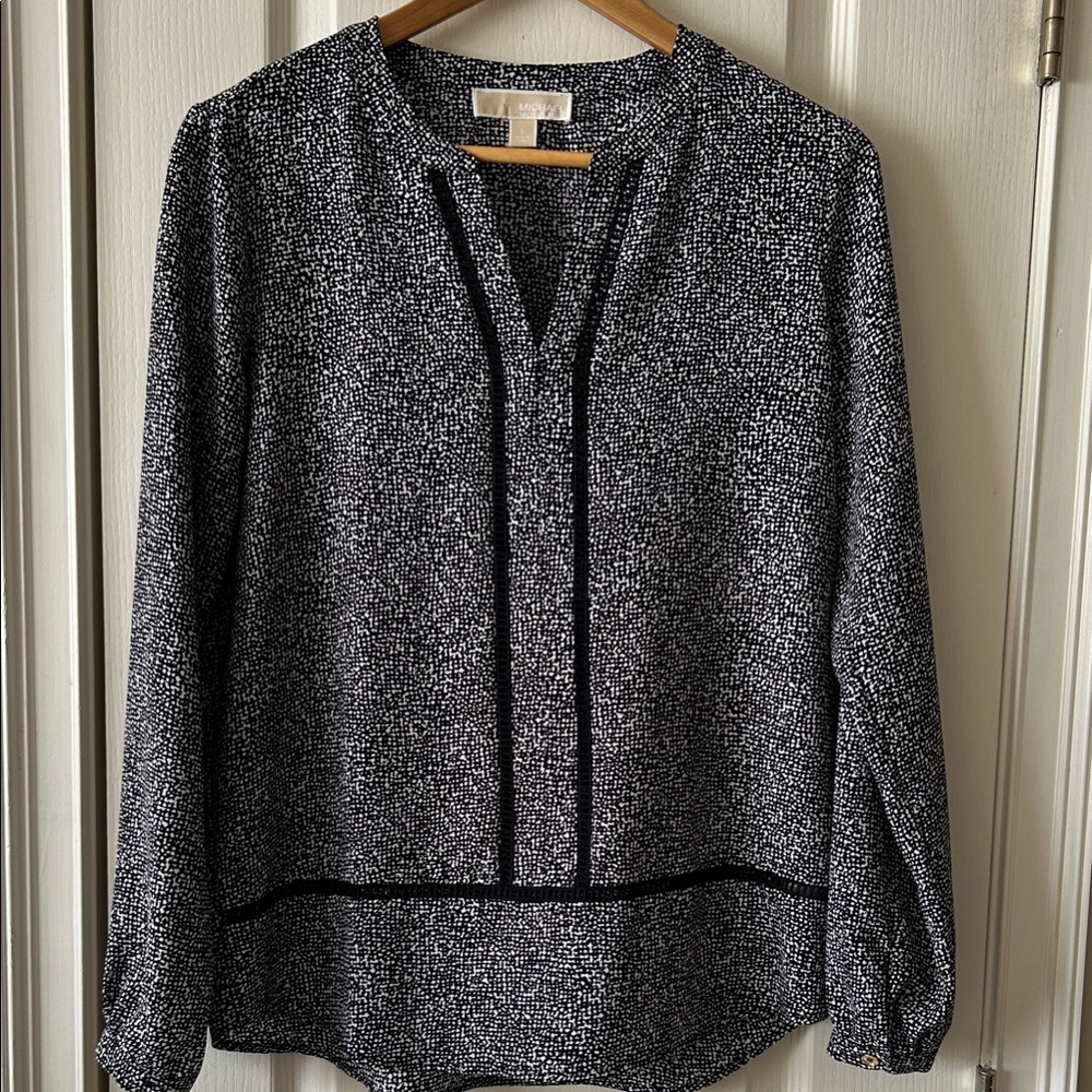 MICHAEL KORS V-Neck blouse.